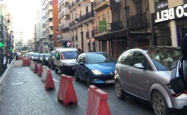 Las obras del carril bici provocan los primeros atascos en las grandes vías