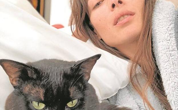 Gema Colomer en su casa junto a Baby, que la sigue a todas partes. 