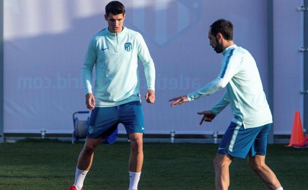 Morata, entrenando junto a Juanfran. 