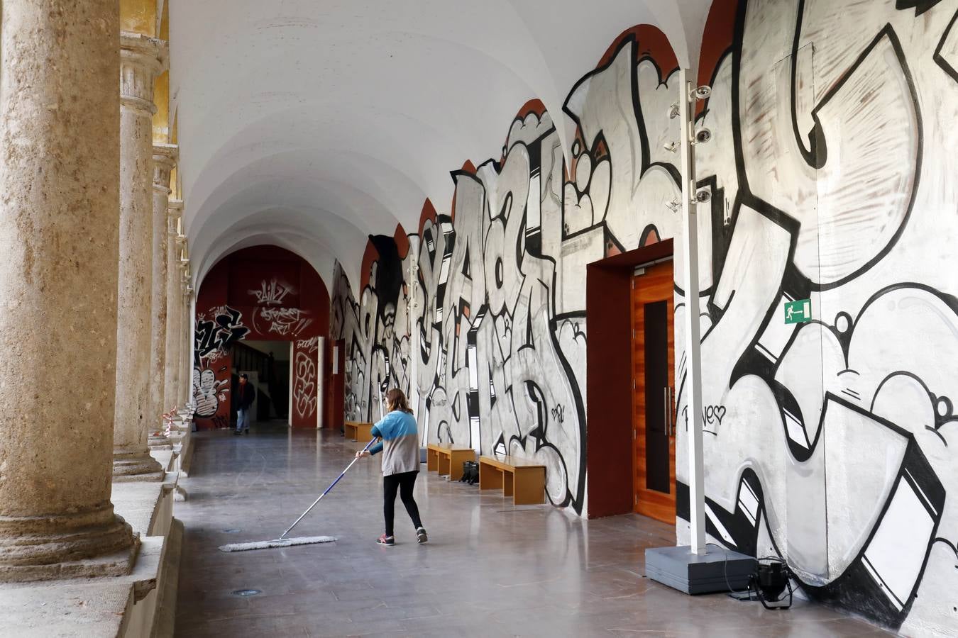 El Centro del Carmen ha eliminado el «arte efímero» del mural de PichiAvo (autor de la falla municipal) en las paredes del claustro renacentista. 