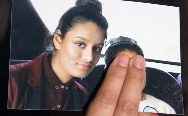 Renu Begum sostiene una fotografía de su hermana Shamina. 