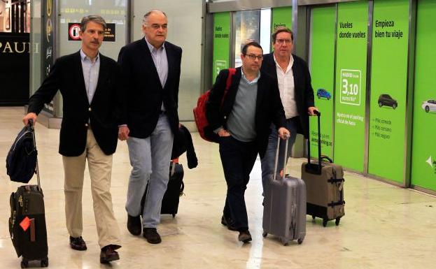 Esteban González Pons llega a Barajas tras ser expulsado de Barajas.