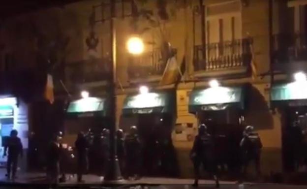 Los policías nacionales controlan a los hinchas del Celtic en la Gran vía de Valencia. 