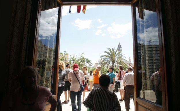 Sorteo Balcón Ayuntamiento | Listado de personas y fallas que podrán ver la mascletà desde el balcón del Ayuntamiento en la Fallas 2019