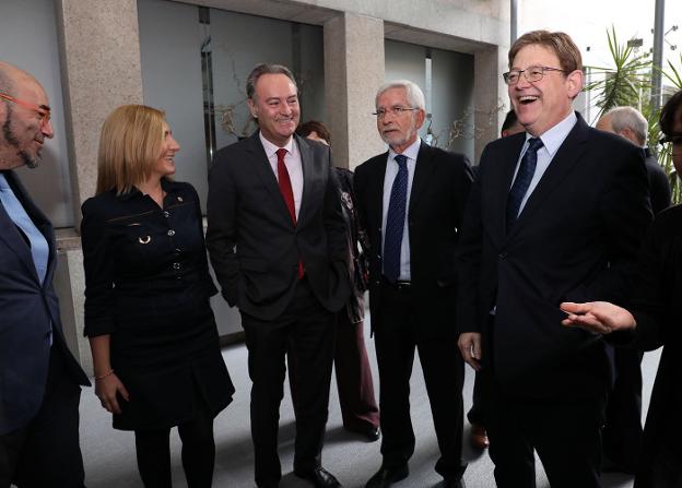 Ximo Puig, junto a los expresidentes Joan Lerma y Alberto Fabra, ayer en el Senado. 