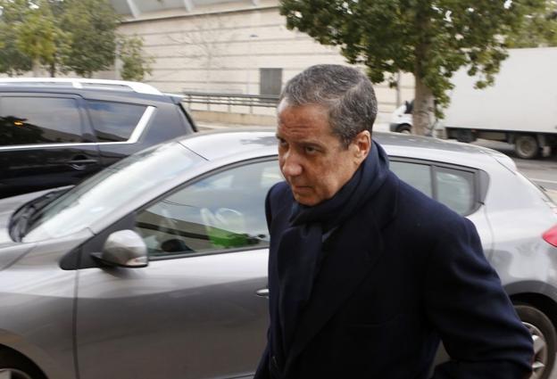 Zaplana, en el momento de entrar al juzgado el pasado lunes para firmar. 