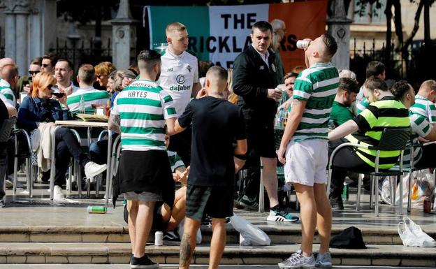 Aficionados del Celtic de Glasgow en la plaza de la Virgen de Valencia.