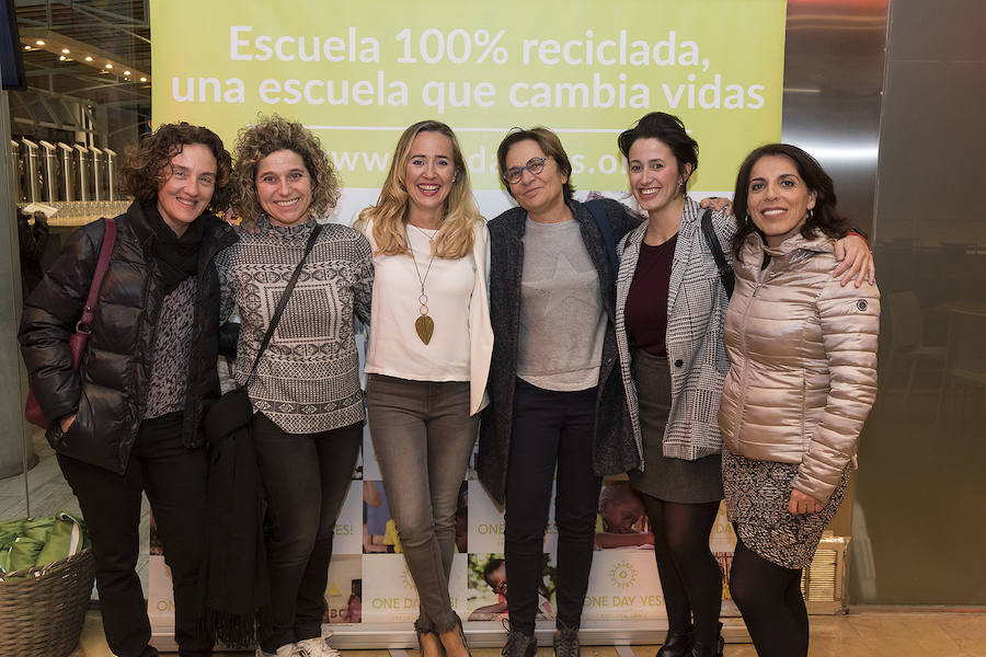 Políticos, empresarios, artistas, farmacéuticos, terapeutas, bancarios, comisarios o cocineros. Más de un centenar de valencianos acudieron el miércoles a la inauguración de la exposición de la fotógrafa Monia Antonioli 'Vente a Lamu', de la ONG valenciana One Day Yes, que permanecerá en Las cervezas del Mercado by BWK, en el Mercado de Colón, un par de meses. El objetivo de la exposición: sensibilizar a la ciudadanía de la situación de los niños en la isla de Lamu, en Kenia, e impulsar ayudas para mejorar su alimentación y educación.