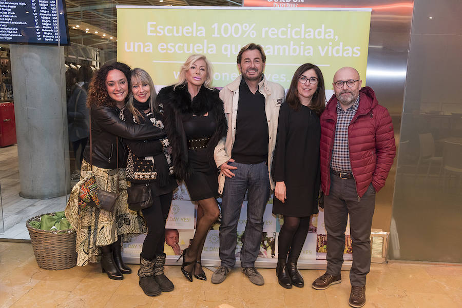 Políticos, empresarios, artistas, farmacéuticos, terapeutas, bancarios, comisarios o cocineros. Más de un centenar de valencianos acudieron el miércoles a la inauguración de la exposición de la fotógrafa Monia Antonioli 'Vente a Lamu', de la ONG valenciana One Day Yes, que permanecerá en Las cervezas del Mercado by BWK, en el Mercado de Colón, un par de meses. El objetivo de la exposición: sensibilizar a la ciudadanía de la situación de los niños en la isla de Lamu, en Kenia, e impulsar ayudas para mejorar su alimentación y educación.