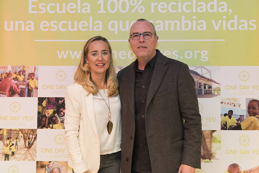 Políticos, empresarios, artistas, farmacéuticos, terapeutas, bancarios, comisarios o cocineros. Más de un centenar de valencianos acudieron el miércoles a la inauguración de la exposición de la fotógrafa Monia Antonioli 'Vente a Lamu', de la ONG valenciana One Day Yes, que permanecerá en Las cervezas del Mercado by BWK, en el Mercado de Colón, un par de meses. El objetivo de la exposición: sensibilizar a la ciudadanía de la situación de los niños en la isla de Lamu, en Kenia, e impulsar ayudas para mejorar su alimentación y educación.