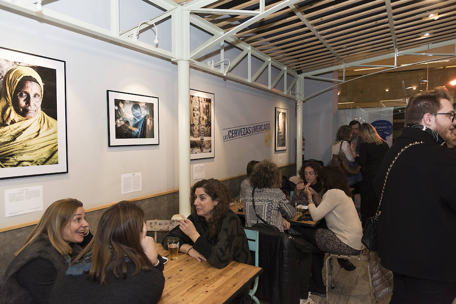 Políticos, empresarios, artistas, farmacéuticos, terapeutas, bancarios, comisarios o cocineros. Más de un centenar de valencianos acudieron el miércoles a la inauguración de la exposición de la fotógrafa Monia Antonioli 'Vente a Lamu', de la ONG valenciana One Day Yes, que permanecerá en Las cervezas del Mercado by BWK, en el Mercado de Colón, un par de meses. El objetivo de la exposición: sensibilizar a la ciudadanía de la situación de los niños en la isla de Lamu, en Kenia, e impulsar ayudas para mejorar su alimentación y educación.