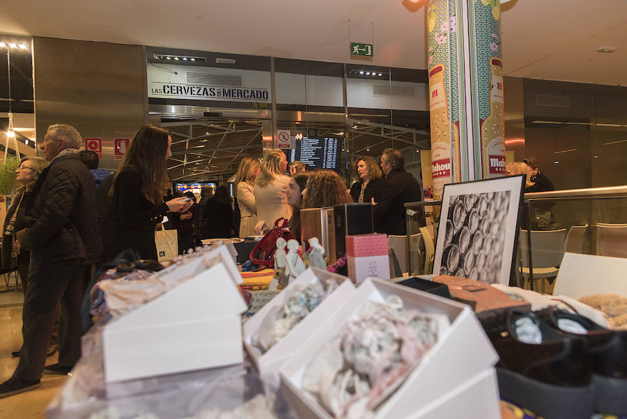 Políticos, empresarios, artistas, farmacéuticos, terapeutas, bancarios, comisarios o cocineros. Más de un centenar de valencianos acudieron el miércoles a la inauguración de la exposición de la fotógrafa Monia Antonioli 'Vente a Lamu', de la ONG valenciana One Day Yes, que permanecerá en Las cervezas del Mercado by BWK, en el Mercado de Colón, un par de meses. El objetivo de la exposición: sensibilizar a la ciudadanía de la situación de los niños en la isla de Lamu, en Kenia, e impulsar ayudas para mejorar su alimentación y educación.