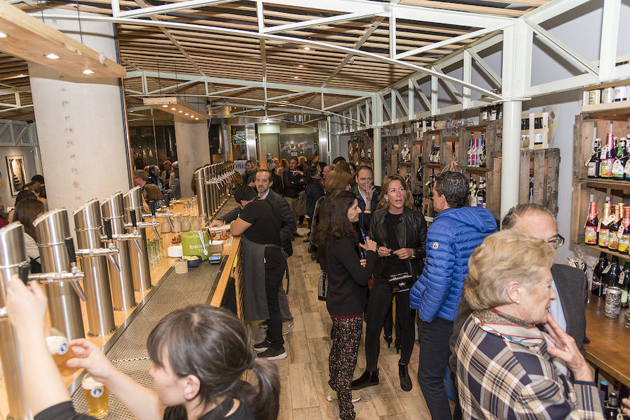 Políticos, empresarios, artistas, farmacéuticos, terapeutas, bancarios, comisarios o cocineros. Más de un centenar de valencianos acudieron el miércoles a la inauguración de la exposición de la fotógrafa Monia Antonioli 'Vente a Lamu', de la ONG valenciana One Day Yes, que permanecerá en Las cervezas del Mercado by BWK, en el Mercado de Colón, un par de meses. El objetivo de la exposición: sensibilizar a la ciudadanía de la situación de los niños en la isla de Lamu, en Kenia, e impulsar ayudas para mejorar su alimentación y educación.