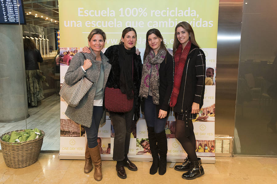 Políticos, empresarios, artistas, farmacéuticos, terapeutas, bancarios, comisarios o cocineros. Más de un centenar de valencianos acudieron el miércoles a la inauguración de la exposición de la fotógrafa Monia Antonioli 'Vente a Lamu', de la ONG valenciana One Day Yes, que permanecerá en Las cervezas del Mercado by BWK, en el Mercado de Colón, un par de meses. El objetivo de la exposición: sensibilizar a la ciudadanía de la situación de los niños en la isla de Lamu, en Kenia, e impulsar ayudas para mejorar su alimentación y educación.