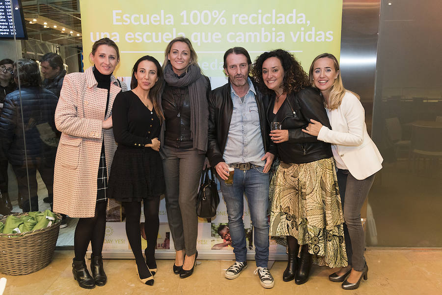 Políticos, empresarios, artistas, farmacéuticos, terapeutas, bancarios, comisarios o cocineros. Más de un centenar de valencianos acudieron el miércoles a la inauguración de la exposición de la fotógrafa Monia Antonioli 'Vente a Lamu', de la ONG valenciana One Day Yes, que permanecerá en Las cervezas del Mercado by BWK, en el Mercado de Colón, un par de meses. El objetivo de la exposición: sensibilizar a la ciudadanía de la situación de los niños en la isla de Lamu, en Kenia, e impulsar ayudas para mejorar su alimentación y educación.