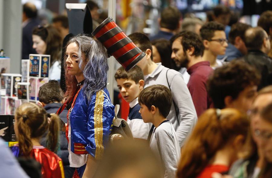 Los amantes de las series y películas de ficción, los videojuegos y el mundo del cómic tienen una cita dedicada a este universo. La Heroes Comic Con regresa a Valencia. La actriz Lena Headey, Cersei en 'Juego de tronos', ha visitado este sábado Heroes Comic Con Valencia. El evento, que tiene lugar en el recinto de Feria Valencia el sábado y el domingo de 10:00 a 20:00, ya ha dado el pistoletazo de salida y sus habituales y llamativos disfraces ya se dejan ver por la ciudad.