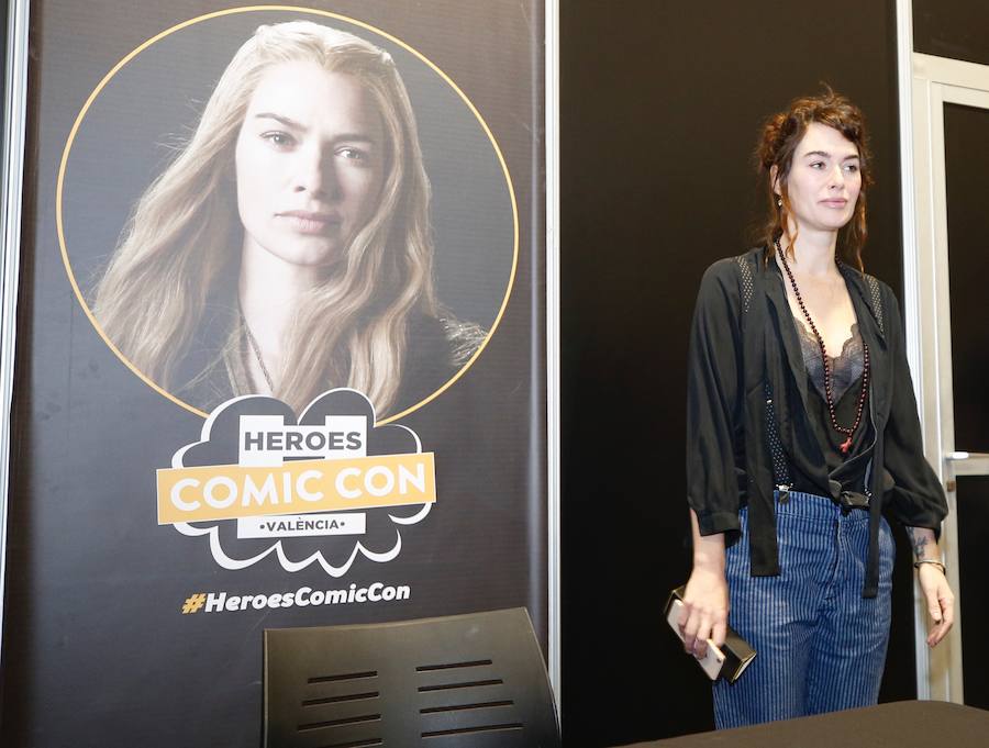 Los amantes de las series y películas de ficción, los videojuegos y el mundo del cómic tienen una cita dedicada a este universo. La Heroes Comic Con regresa a Valencia. La actriz Lena Headey, Cersei en 'Juego de tronos', ha visitado este sábado Heroes Comic Con Valencia. El evento, que tiene lugar en el recinto de Feria Valencia el sábado y el domingo de 10:00 a 20:00, ya ha dado el pistoletazo de salida y sus habituales y llamativos disfraces ya se dejan ver por la ciudad.