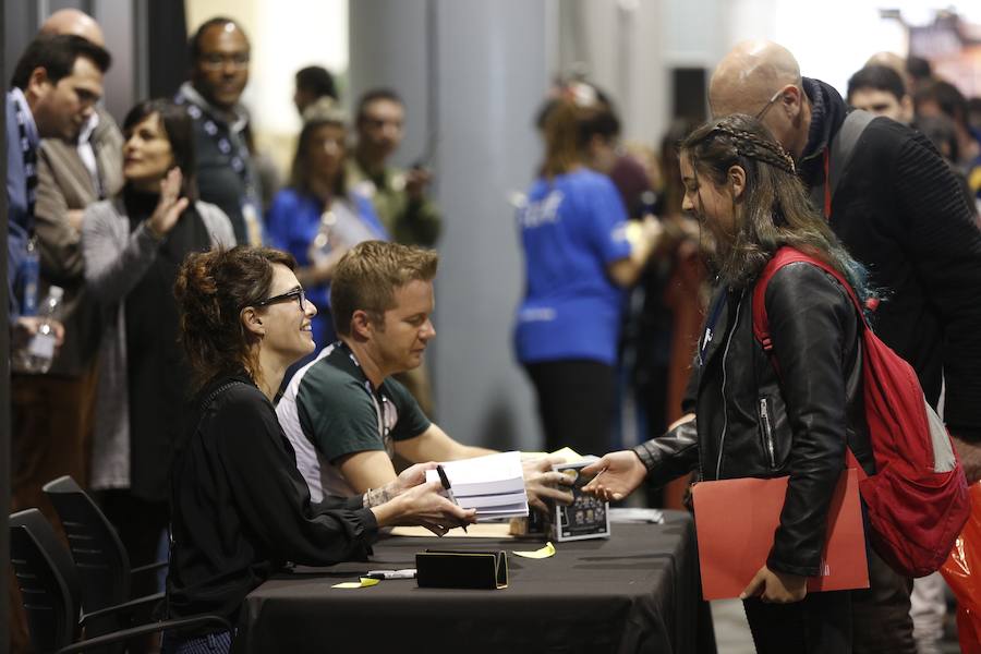 Los amantes de las series y películas de ficción, los videojuegos y el mundo del cómic tienen una cita dedicada a este universo. La Heroes Comic Con regresa a Valencia. La actriz Lena Headey, Cersei en 'Juego de tronos', ha visitado este sábado Heroes Comic Con Valencia. El evento, que tiene lugar en el recinto de Feria Valencia el sábado y el domingo de 10:00 a 20:00, ya ha dado el pistoletazo de salida y sus habituales y llamativos disfraces ya se dejan ver por la ciudad.