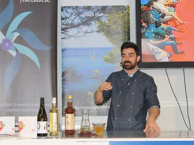 Santi Gómez en una demostración con el producto teuladino. 