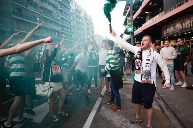 Los seguidores del Celtic, en la avenida de Suecia poco antes del encuentro en Mestalla. 
