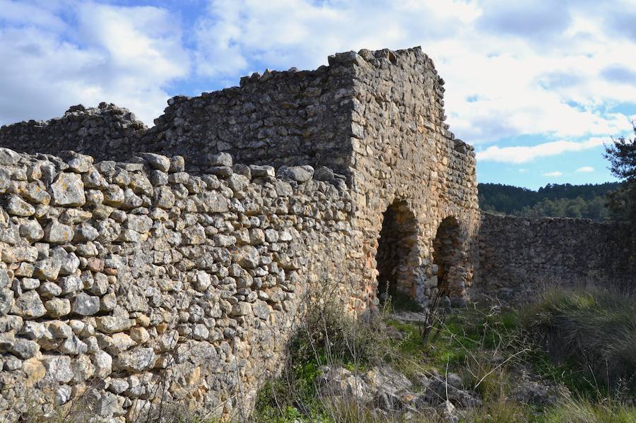Poblaciones como La Roca o Els Benialís estuvieron habitadas hasta que en 1609 sus pobladores fueron expulsados de sus tierras, lo que llevó al abandono de los cultivos, casas y aldeas. Lugares corroídos por el paso del tiempo. Muros como los de l'Adzubieta que se resisten a desaparecer de la memoria colectiva de los valencianos. Así existe una ruta que empieza en Alcalà de la Jovada y recorre estos tres poblados.