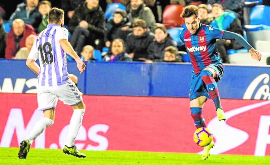 Toño García controla un balón durante el partido contra el Valladolid en el Ciutat de València.