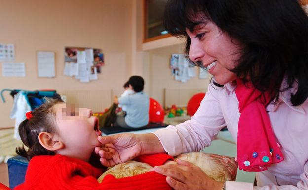 Una monitora con una niña en un centro de educación especial