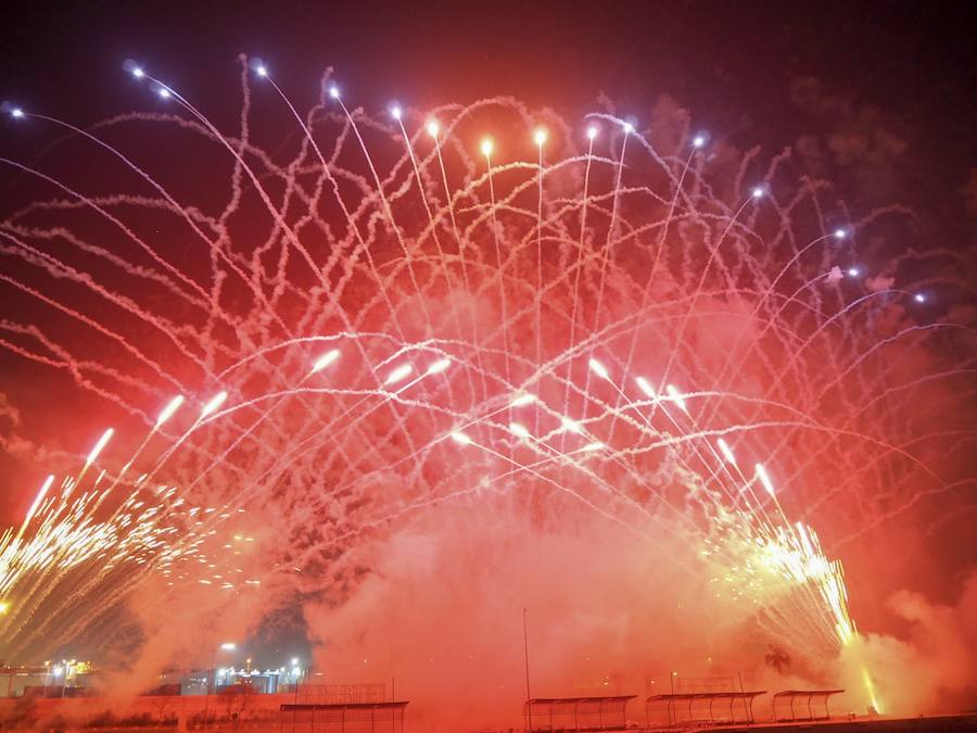 Ricardo Caballer ha sido el encargado de disparar este sábado en La Marina la que se considera la mascletà vertical más alta de la historia, con 120 metros de alto, 50 de ancho y cerca de 1.700 kilos de material pirotécnico que se han traducido en un total de 5.000 truenos. El espectáculo pirotécnico, que ha iluminado el cielo de Valencia y lo ha llenado de color, da el pistoletazo de salida a las Fallas 2019. 