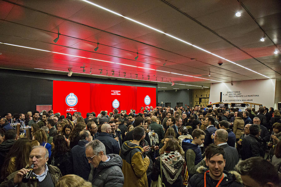 Ricardo Caballer ha sido el encargado de disparar este sábado en La Marina la que se considera la mascletà vertical más alta de la historia, con 120 metros de alto, 50 de ancho y cerca de 1.700 kilos de material pirotécnico que se han traducido en un total de 5.000 truenos. El espectáculo pirotécnico, que ha iluminado el cielo de Valencia y lo ha llenado de color, da el pistoletazo de salida a las Fallas 2019. 