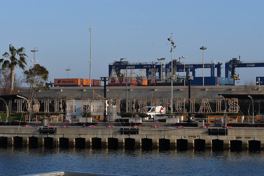 Ricardo Caballer ha sido el encargado de disparar este sábado en La Marina la que se considera la mascletà vertical más alta de la historia, con 120 metros de alto, 50 de ancho y cerca de 1.700 kilos de material pirotécnico que se han traducido en un total de 5.000 truenos. El espectáculo pirotécnico, que ha iluminado el cielo de Valencia y lo ha llenado de color, da el pistoletazo de salida a las Fallas 2019. 