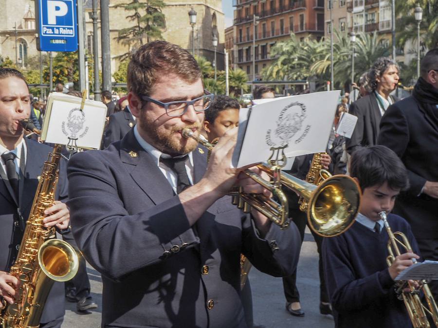 Un año más, tras la macrodespertà que da inicio a la jornada de apertura de la fiesta fallera, se ha celebrado la tradicional Entrada de Bandas de Música organizada por el Ayuntamiento de Valencia y la Delegación de Cultura de Junta Central Fallera. Un total de catorce bandas se daban cita en la Plaza de la Virgen para iniciar el recorrido que finalizaría en la Plaza del Ayuntamiento donde las Falleras Mayores de Valencia, Daniela Gómez de los Ángeles y Rocío Gil Uncio, junto al Presidente de Junta Central Fallera, Pere Fuset y las componentes de las Cortes de Honor recibían a todos los músicos participantes.