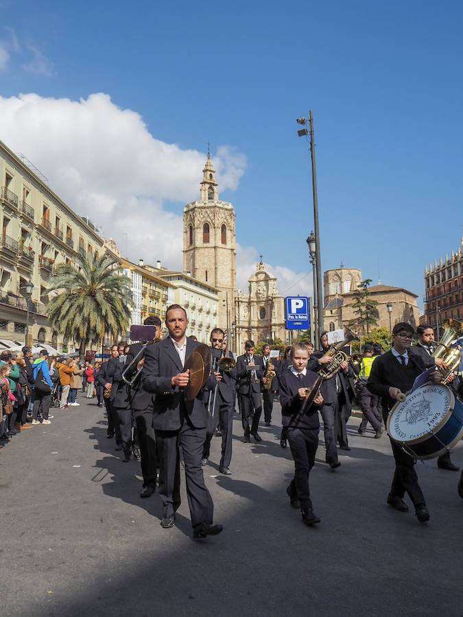 Un año más, tras la macrodespertà que da inicio a la jornada de apertura de la fiesta fallera, se ha celebrado la tradicional Entrada de Bandas de Música organizada por el Ayuntamiento de Valencia y la Delegación de Cultura de Junta Central Fallera. Un total de catorce bandas se daban cita en la Plaza de la Virgen para iniciar el recorrido que finalizaría en la Plaza del Ayuntamiento donde las Falleras Mayores de Valencia, Daniela Gómez de los Ángeles y Rocío Gil Uncio, junto al Presidente de Junta Central Fallera, Pere Fuset y las componentes de las Cortes de Honor recibían a todos los músicos participantes.