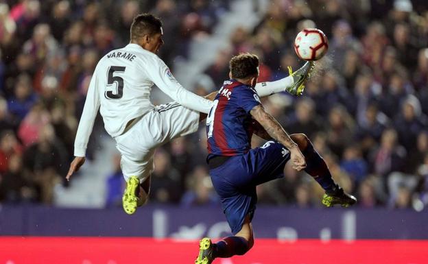 VÍDEO | El Levante reclama penalti por mano de Varane