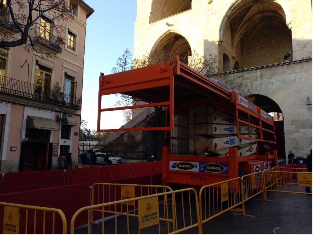 Miles de valencianos y comisiones falleras se han dado cita hoy domingo frente a las Torres de Serranos para participar en la tradicional Crida, acto que da el pistoletazo de salida a las Fallas 2019. Marina Civera y Sara Larrazábal, falleras mayores de Valencia 2019, son las encargadas de invitar a vivir y disfrutar la celebración josefina, fiesta declarada Patrimonio de la Humanidad por la UNESCO, tanto a valencianos como a visitantes y turistas.