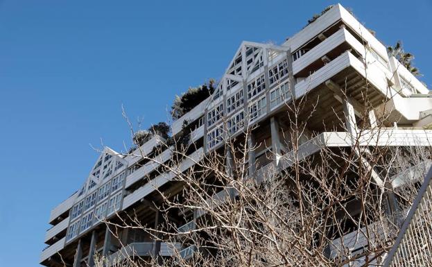 Imagen principal - El arquitecto, Antonio Cortés, en el edificio Espai Verd de Valencia. 