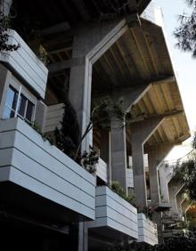 Imagen secundaria 2 - El arquitecto, Antonio Cortés, en el edificio Espai Verd de Valencia. 