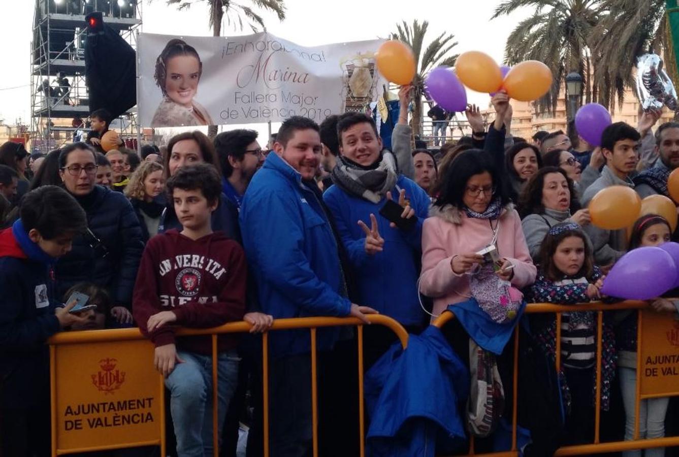 Miles de valencianos y comisiones falleras se han dado cita hoy domingo frente a las Torres de Serranos para participar en la tradicional Crida, acto que da el pistoletazo de salida a las Fallas 2019. Marina Civera y Sara Larrazábal, falleras mayores de Valencia 2019, son las encargadas de invitar a vivir y disfrutar la celebración josefina, fiesta declarada Patrimonio de la Humanidad por la UNESCO, tanto a valencianos como a visitantes y turistas.