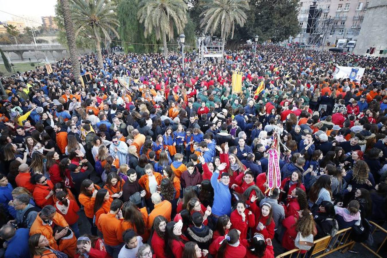 Miles de valencianos y comisiones falleras se han dado cita hoy domingo frente a las Torres de Serranos para participar en la tradicional Crida, acto que da el pistoletazo de salida a las Fallas 2019. Marina Civera y Sara Larrazábal, falleras mayores de Valencia 2019, son las encargadas de invitar a vivir y disfrutar la celebración josefina, fiesta declarada Patrimonio de la Humanidad por la UNESCO, tanto a valencianos como a visitantes y turistas.