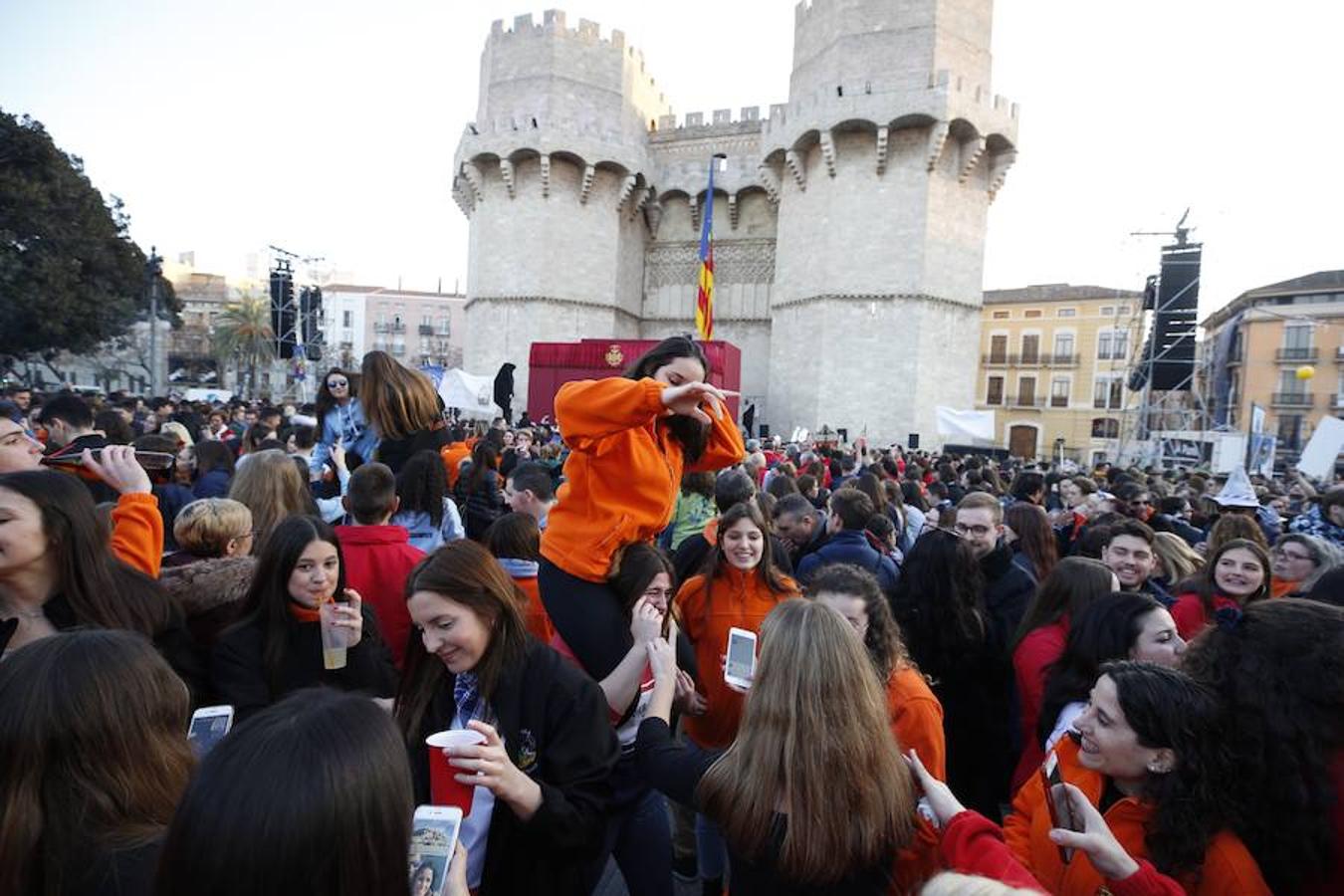 Miles de valencianos y comisiones falleras se han dado cita hoy domingo frente a las Torres de Serranos para participar en la tradicional Crida, acto que da el pistoletazo de salida a las Fallas 2019. Marina Civera y Sara Larrazábal, falleras mayores de Valencia 2019, son las encargadas de invitar a vivir y disfrutar la celebración josefina, fiesta declarada Patrimonio de la Humanidad por la UNESCO, tanto a valencianos como a visitantes y turistas.