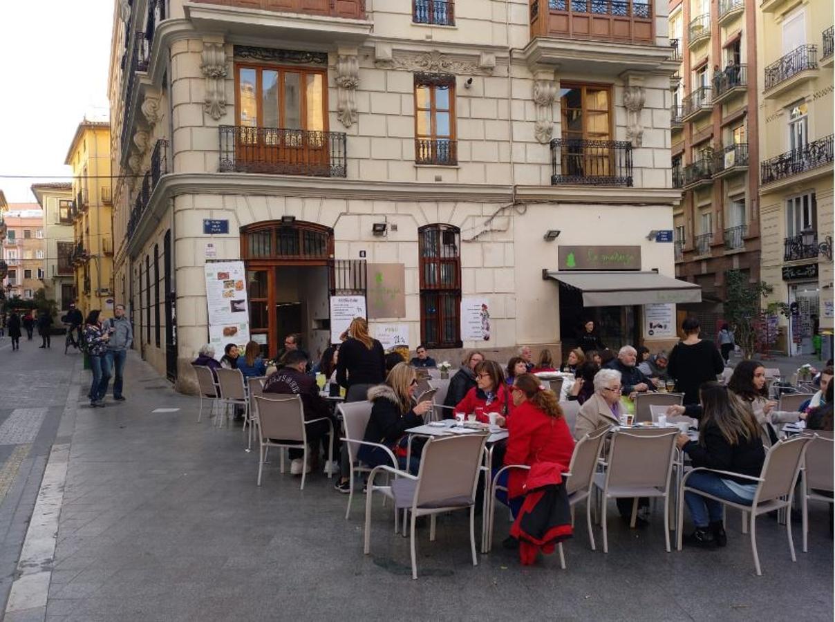 Miles de valencianos y comisiones falleras se han dado cita hoy domingo frente a las Torres de Serranos para participar en la tradicional Crida, acto que da el pistoletazo de salida a las Fallas 2019. Marina Civera y Sara Larrazábal, falleras mayores de Valencia 2019, son las encargadas de invitar a vivir y disfrutar la celebración josefina, fiesta declarada Patrimonio de la Humanidad por la UNESCO, tanto a valencianos como a visitantes y turistas.