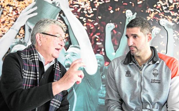 Tertulia de amigos. El reportaje se convierte en una charla entre dos amigos unidos por el baloncesto.