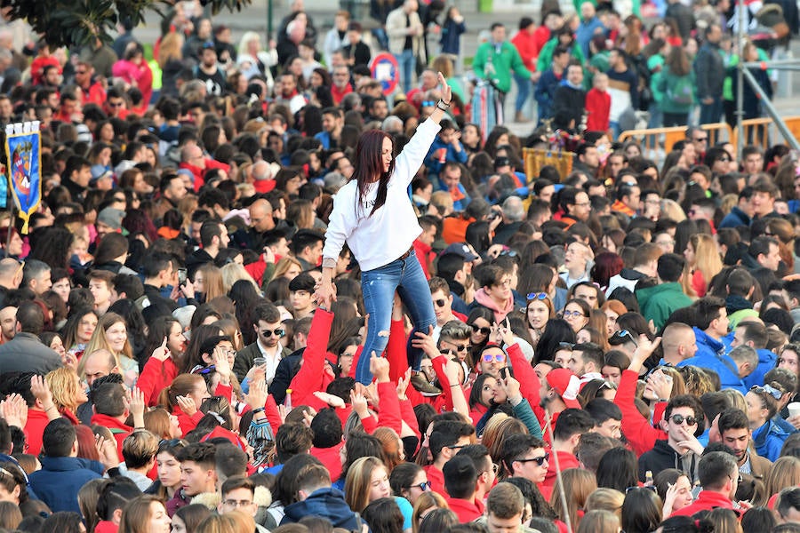 Miles de valencianos y comisiones falleras se han dado cita hoy domingo frente a las Torres de Serranos para participar en la tradicional Crida, acto que da el pistoletazo de salida a las Fallas 2019. Marina Civera y Sara Larrazábal, falleras mayores de Valencia 2019, son las encargadas de invitar a vivir y disfrutar la celebración josefina, fiesta declarada Patrimonio de la Humanidad por la UNESCO, tanto a valencianos como a visitantes y turistas.