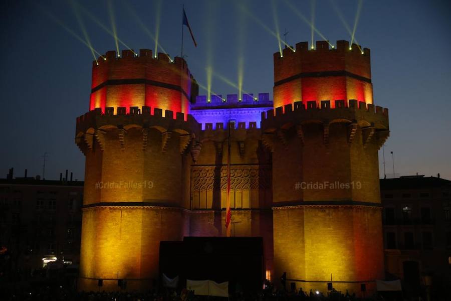 Miles de valencianos y comisiones falleras se han dado cita hoy domingo frente a las Torres de Serranos para participar en la tradicional Crida, acto que da el pistoletazo de salida a las Fallas 2019. Marina Civera y Sara Larrazábal, falleras mayores de Valencia 2019, son las encargadas de invitar a vivir y disfrutar la celebración josefina, fiesta declarada Patrimonio de la Humanidad por la UNESCO, tanto a valencianos como a visitantes y turistas.