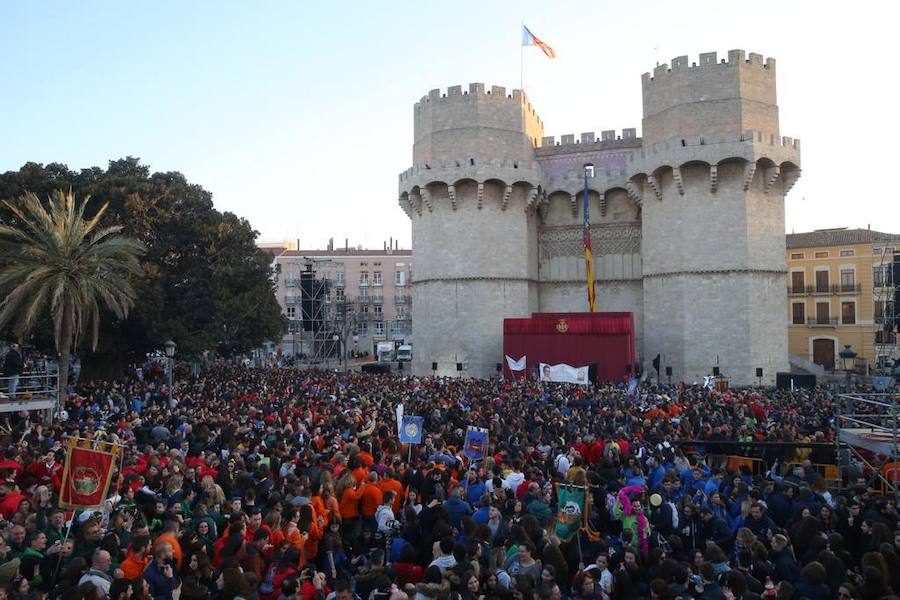 Miles de valencianos y comisiones falleras se han dado cita hoy domingo frente a las Torres de Serranos para participar en la tradicional Crida, acto que da el pistoletazo de salida a las Fallas 2019. Marina Civera y Sara Larrazábal, falleras mayores de Valencia 2019, son las encargadas de invitar a vivir y disfrutar la celebración josefina, fiesta declarada Patrimonio de la Humanidad por la UNESCO, tanto a valencianos como a visitantes y turistas.