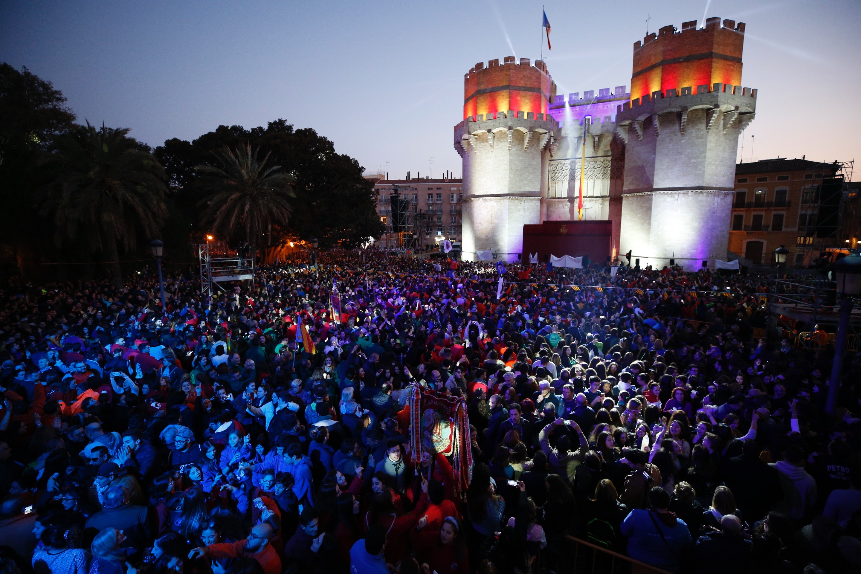 Miles de valencianos y comisiones falleras se han dado cita hoy domingo frente a las Torres de Serranos para participar en la tradicional Crida, acto que da el pistoletazo de salida a las Fallas 2019. Marina Civera y Sara Larrazábal, falleras mayores de Valencia 2019, son las encargadas de invitar a vivir y disfrutar la celebración josefina, fiesta declarada Patrimonio de la Humanidad por la UNESCO, tanto a valencianos como a visitantes y turistas.