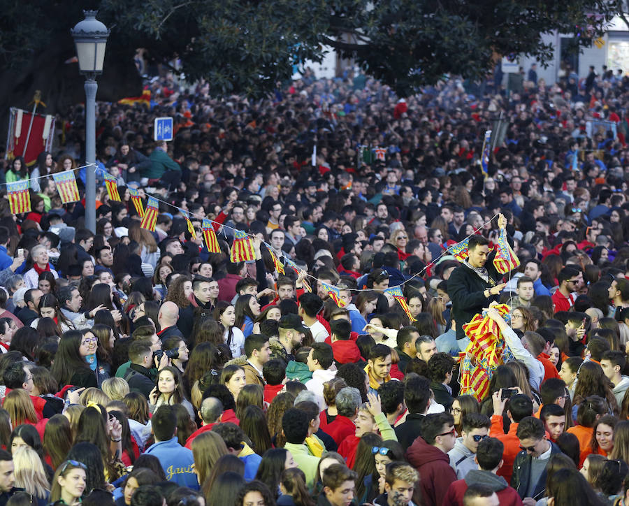 Miles de valencianos y comisiones falleras se han dado cita hoy domingo frente a las Torres de Serranos para participar en la tradicional Crida, acto que da el pistoletazo de salida a las Fallas 2019. Marina Civera y Sara Larrazábal, falleras mayores de Valencia 2019, son las encargadas de invitar a vivir y disfrutar la celebración josefina, fiesta declarada Patrimonio de la Humanidad por la UNESCO, tanto a valencianos como a visitantes y turistas.