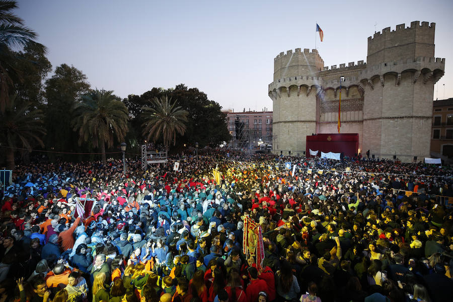 Miles de valencianos y comisiones falleras se han dado cita hoy domingo frente a las Torres de Serranos para participar en la tradicional Crida, acto que da el pistoletazo de salida a las Fallas 2019. Marina Civera y Sara Larrazábal, falleras mayores de Valencia 2019, son las encargadas de invitar a vivir y disfrutar la celebración josefina, fiesta declarada Patrimonio de la Humanidad por la UNESCO, tanto a valencianos como a visitantes y turistas.