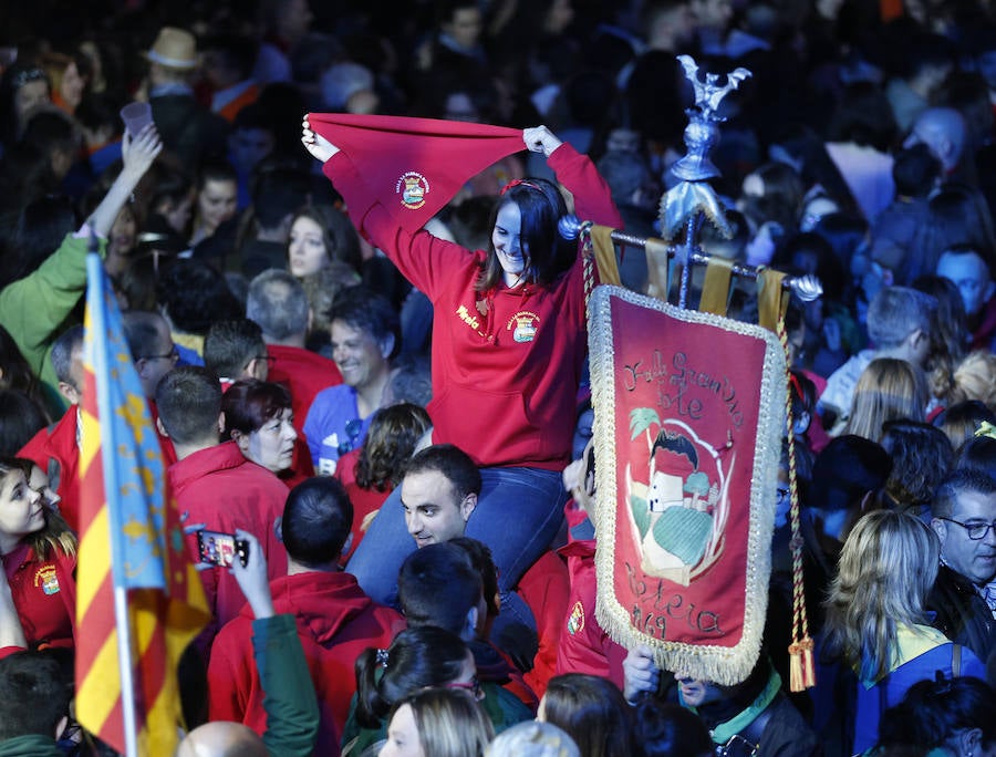 Miles de valencianos y comisiones falleras se han dado cita hoy domingo frente a las Torres de Serranos para participar en la tradicional Crida, acto que da el pistoletazo de salida a las Fallas 2019. Marina Civera y Sara Larrazábal, falleras mayores de Valencia 2019, son las encargadas de invitar a vivir y disfrutar la celebración josefina, fiesta declarada Patrimonio de la Humanidad por la UNESCO, tanto a valencianos como a visitantes y turistas.