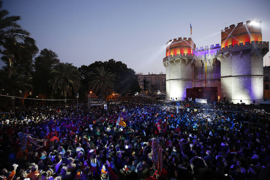 Miles de valencianos y comisiones falleras se han dado cita hoy domingo frente a las Torres de Serranos para participar en la tradicional Crida, acto que da el pistoletazo de salida a las Fallas 2019. Marina Civera y Sara Larrazábal, falleras mayores de Valencia 2019, son las encargadas de invitar a vivir y disfrutar la celebración josefina, fiesta declarada Patrimonio de la Humanidad por la UNESCO, tanto a valencianos como a visitantes y turistas.