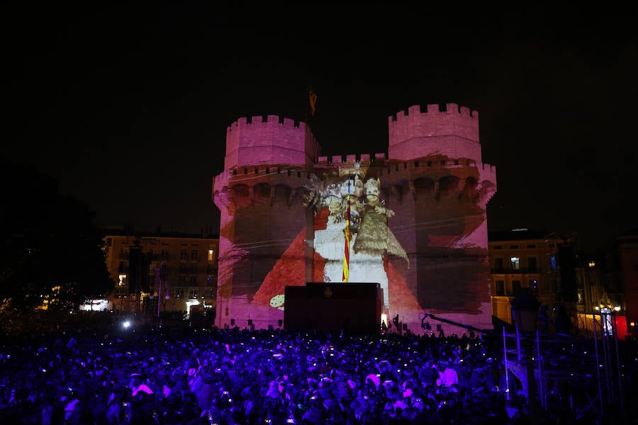 Miles de valencianos y comisiones falleras se han dado cita hoy domingo frente a las Torres de Serranos para participar en la tradicional Crida, acto que da el pistoletazo de salida a las Fallas 2019. Marina Civera y Sara Larrazábal, falleras mayores de Valencia 2019, son las encargadas de invitar a vivir y disfrutar la celebración josefina, fiesta declarada Patrimonio de la Humanidad por la UNESCO, tanto a valencianos como a visitantes y turistas.